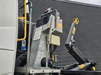 Volvo FMX 460 8x4*4 / HMF Z KRAAN + HYVA LIFT